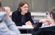 Akos Doma präsentierte sein Buch "Die allgemeine Tauglichkeit", plauderte aber auch mit den Schülern. Foto: Martin Kalb